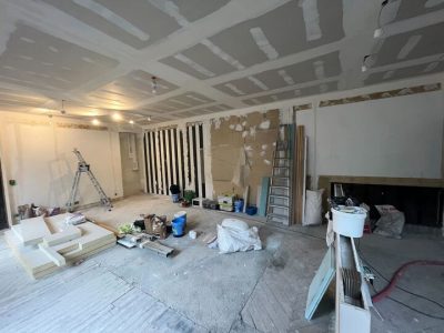 La pièce principale au début du chantier de rénovation d'appartement
