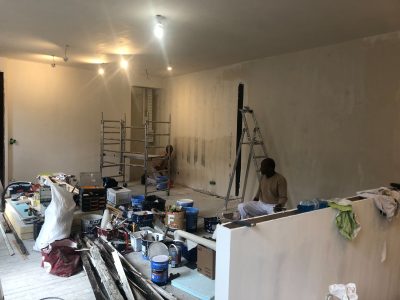 Léon et André lors de la pose de l'enduit sur le chantier de rénovation d'appartement