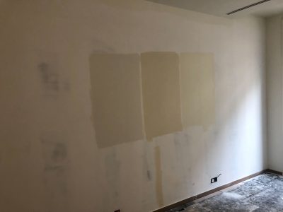 La mise en place de l'échantillonnage peinture sur le chantier. Nos équipes de rénovation ont choisi de commencer par la salle de réunion du bureau
