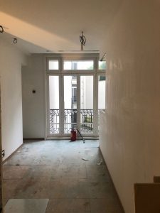 Le résultat d'une pièce du bureau à Paris où l'enduit a été totalement appliqué
