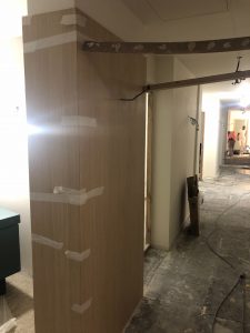 Nos équipes de rénovation commencent l'installation du mobilier et des boiseries du bureau