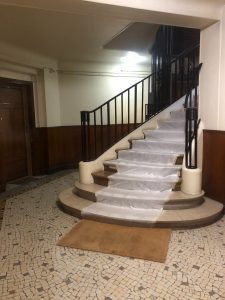 Cage d'escalier présent sur le chantier de rénovation d'un hall d'entrée à Asnières-sur-Seine 92600