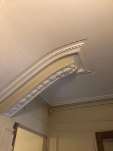 Partie du hall d'entrée coté escalier étant rénové