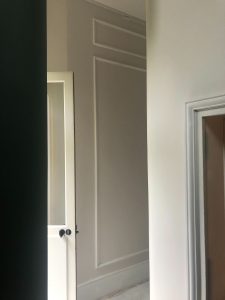 Couloir totalement rénové menant à l'ascenseur