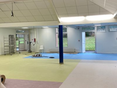 Préparation de la salle de classe pour le chantier de rénovation d'école