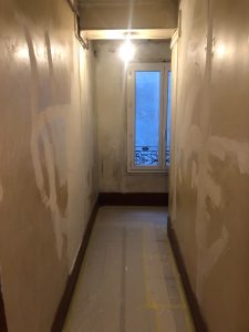 Couloir de la rénovation après la première couche d'enduit