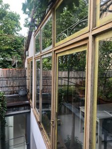 Vu d'une partie des fenêtres à rénover lors du chantier de rénovation d'une maison à Paris
