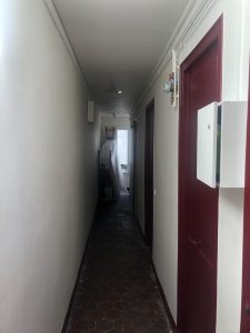 Couloir du chantier de l'appartement de paris ayant subis le dégats des eaux